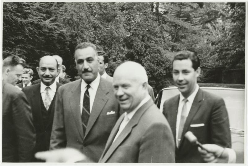 Никита Хрущев и президент Египта Гамаль Абдель Насер, 1960 - 1964. Справа от Никиты Хрущева стоит его переводчик Виктор Суходрев.Выставка «Подобрать слова» с этой фотографией.