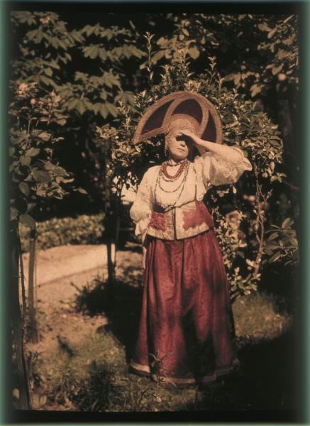 Софья Андреевна Козакова, 1914 год, Крым, г. Ялта. Выставка: «10 автохромов Петра Вединисова» с этой фотографией.