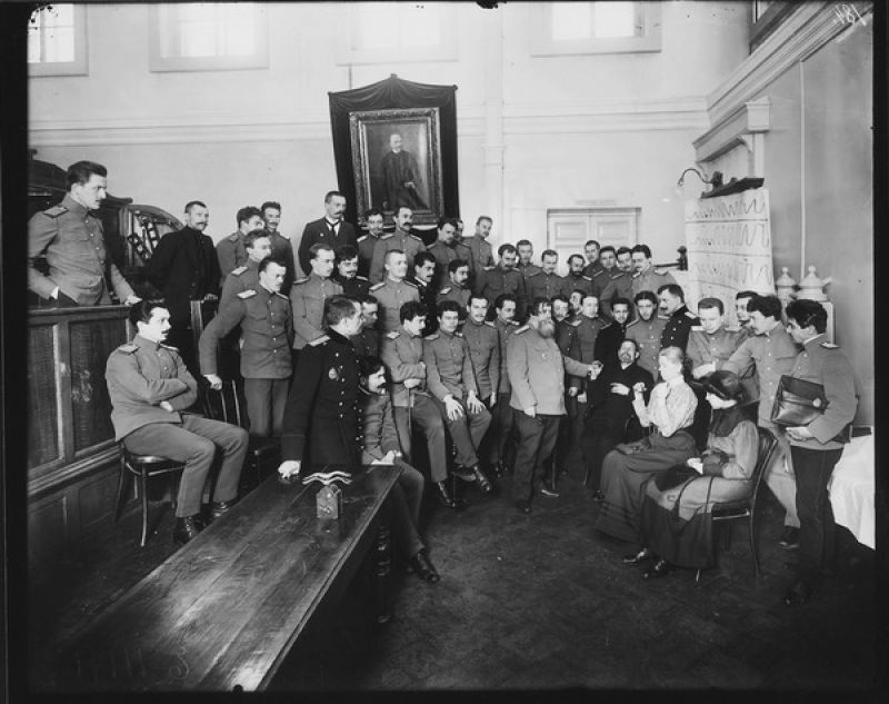 Группа слушателей Академии на практических занятиях у профессора Владимира Бехтерева в психиатрической лаборатории, 1913 год, г. Санкт-Петербург