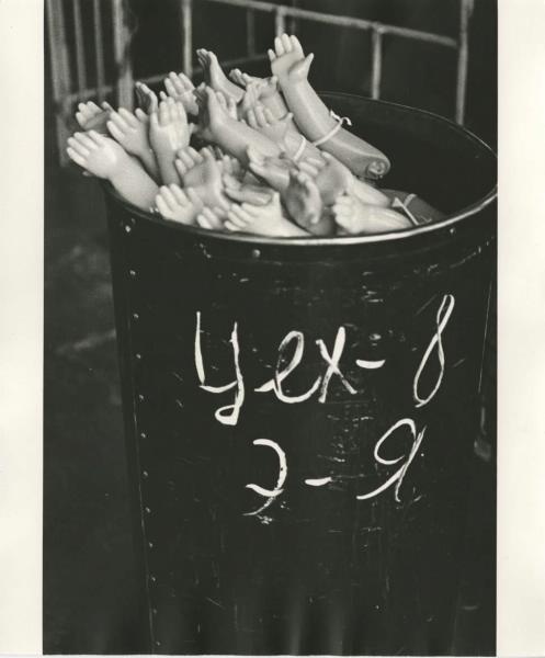 Фабрика игрушек. Кукольный цех, 1960-е, г. Москва. Выставка «15 лучших фотографий Владимира Лагранжа» с этой фотографией.