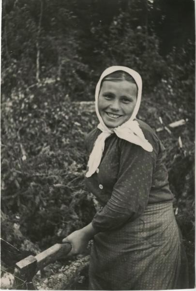 Молодая женщина с топором, 1930-е. Из серии «Рабочие и колхозники».Выставка «Не забывайте радовать людей улыбкой» с этой фотографией.