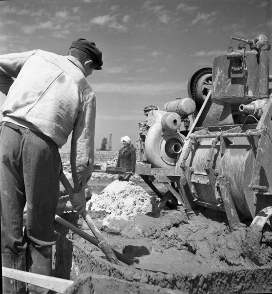 Строители во время работы, 1957 год, Тамбовская обл., колхоз «Коминтерн». 