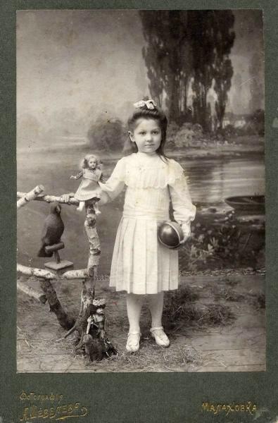 Портрет девочки, 1900 - 1907, Московская губ., пос. Малаховка. Выставка «Дореволюционная Россия: дети и их игрушки» с этой фотографией.&nbsp;