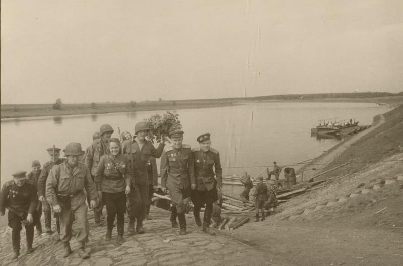 Советские офицеры с американскими солдатами, 25 апреля 1945, Германия, пос. Крейниц. Видеовыставка «Встреча на Эльбе» с этой фотографией.