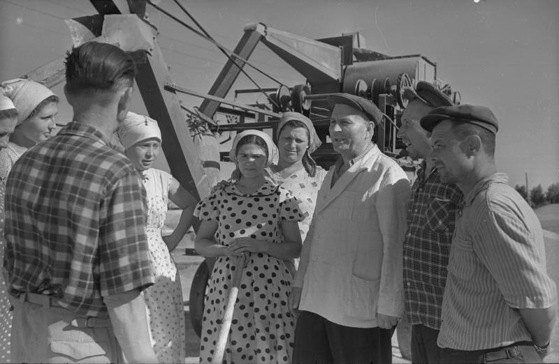 Группа людей у комбайна, 1960-е