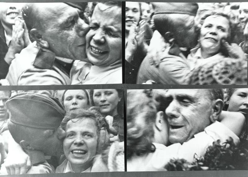 Встреча победителей на Белорусском вокзале, 9 мая 1945 - 31 декабря 1945, г. Москва. Выставка «Самые нежные, страстные и искренние поцелуи» с этой фотографией.