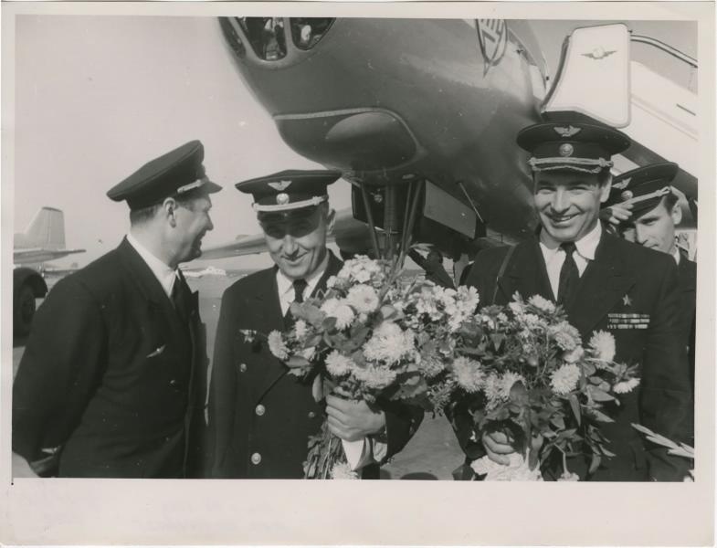 Летчик Павел Михайлов (первый справа) с коллегами, 1957 - 1969