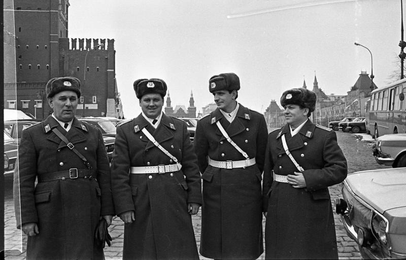 Милиционеры на Красной площади во время проведения ХХV съезда КПСС, 24 февраля 1976 - 5 марта 1976, г. Москва