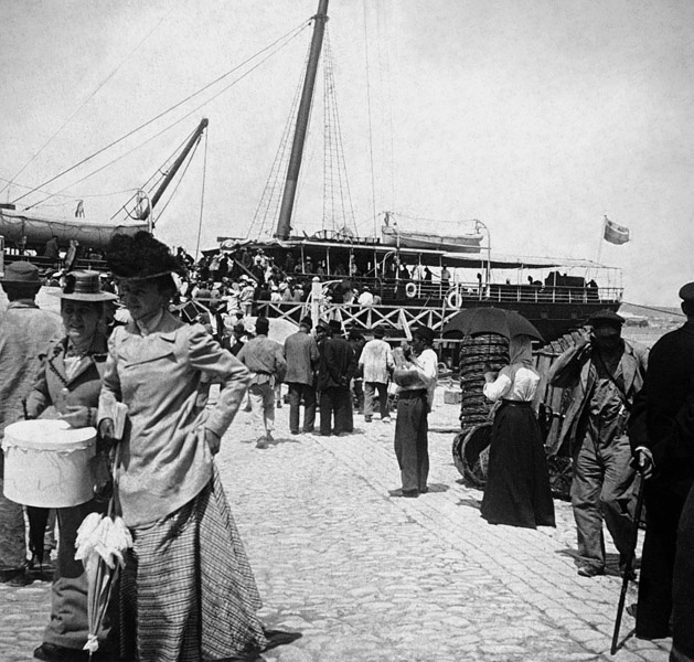 На причале ялтинского порта, 1903 - 1907, Таврическая губ., г. Ялта. Выставки&nbsp;«Про зонты»,&nbsp;«Ялта – город счастья» с этой фотографией. 