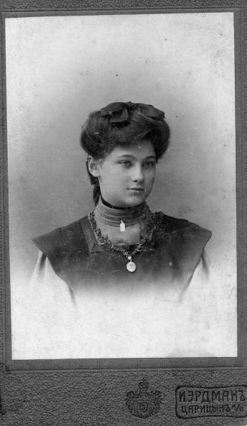 Портрет гимназистки, 1890 - 1906, Саратовская губ., г. Царицын. Ныне Волгоград.&nbsp;