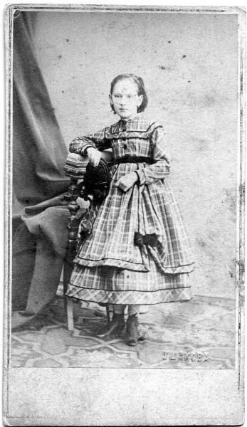 Портрет девочки в полный рост, 1880-е