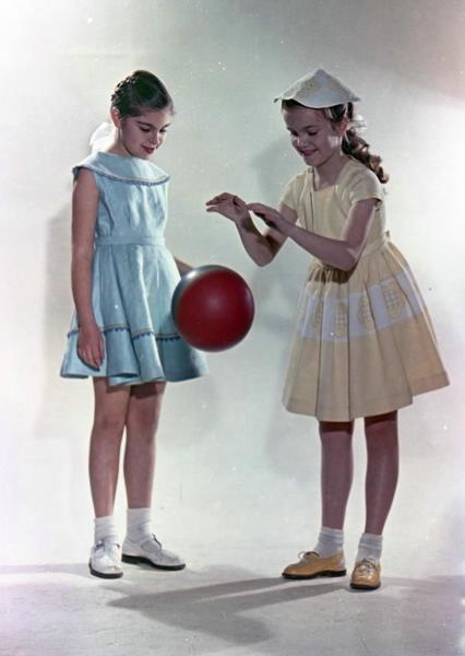 Демонстрация моделей детской одежды, 1950-е, г. Москва. Из серии «Детский мир».