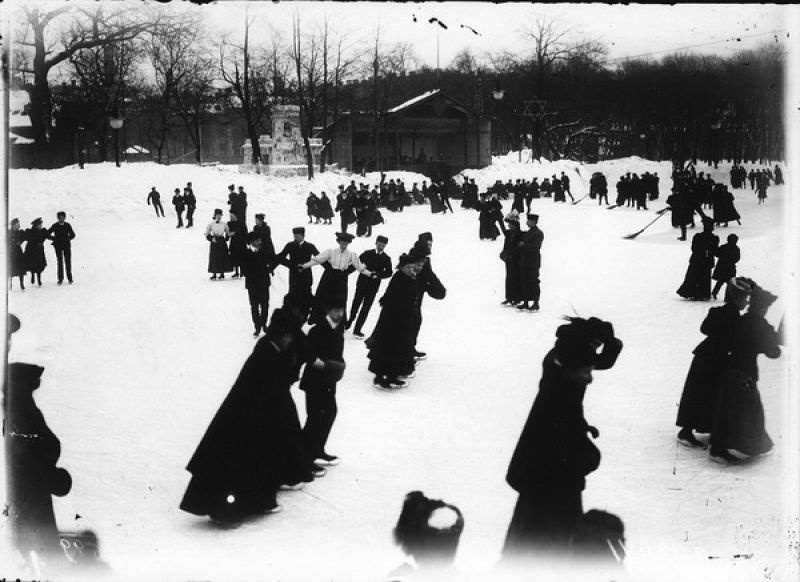 Люди на катке в Таврическом саду, 1914 год, г. Санкт-Петербург. Выставки&nbsp;«Зимние забавы. Лучшие фотографии», «Чудеса на льду. Искусство и спорт» с этой фотографией.