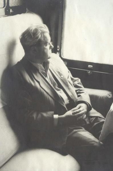 Ученый-механик Иван Иванович Артоболевский в купе, 1954 год