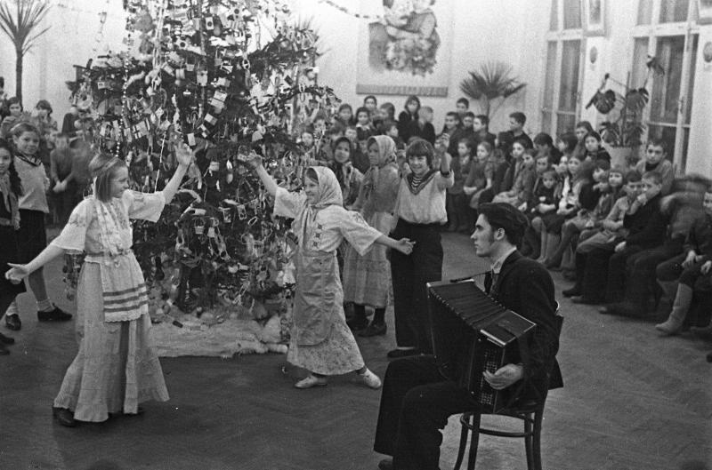 Новогодняя елка в 142-й школе, 1947 год, г. Москва. Выставка: «Пять минут истории: Советский Новогодний Союз» с этой фотографией.
