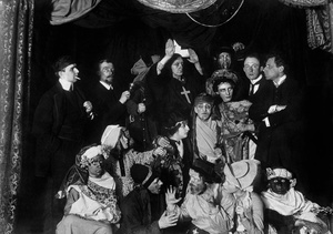 На «Башне» Вячеслава Иванова, 19 апреля 1910, г. Санкт-Петербург. Постановка Всеволодом Мейерхольдом любительского спектакля по пьесе Кальдерона «Поклонение кресту».Выставка «Лица культуры» с этой фотографией.