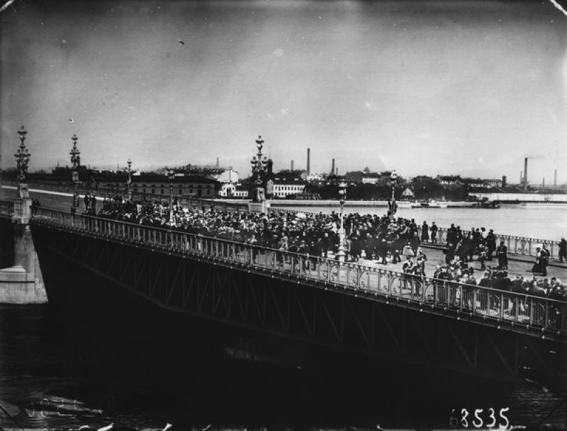 Участники торжеств по случаю открытия Троицкого моста проходят по мосту, направляясь в Петропавловский собор, 16 мая 1903, г. Санкт-Петербург