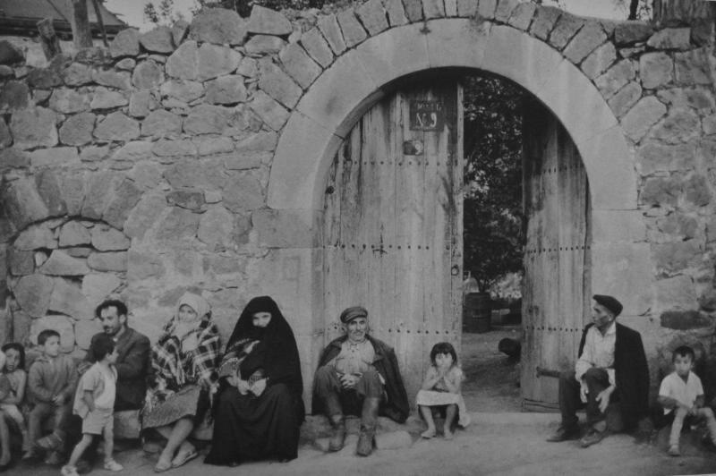 Армянская семья у каменной стены, 1960-е, Армянская ССР