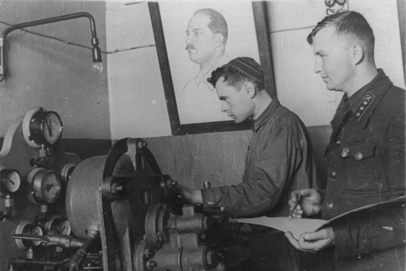Испытания воздухораспределителя на вагоноремонтном пункте, 1941 год, г. Череповец и Череповецкий район