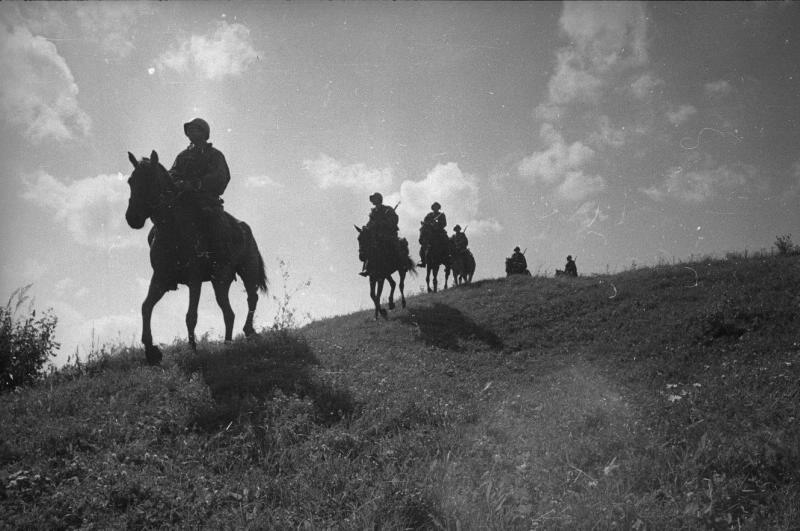 Фото "Кавалеристы", 1940 - 1942, СССР - История России в фотографиях