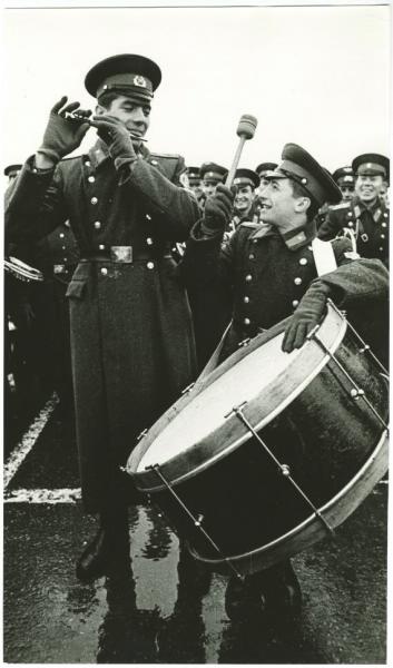 На репетиции парада, 1970 год