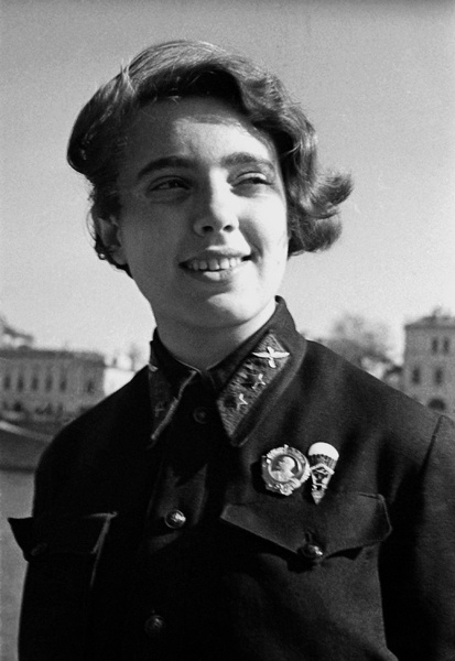 Парашютистка Нина Камнева, январь 1936. Выставки:&nbsp;«Два советских ордена»,&nbsp;«Лучшие девушки Советского Союза» с этой фотографией.