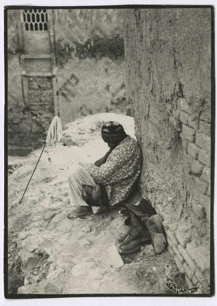 Отдыхающий машкоб у Мавзолея Шахи Зинда в Самарканде, 1930 год, Узбекская ССР, г. Самарканд