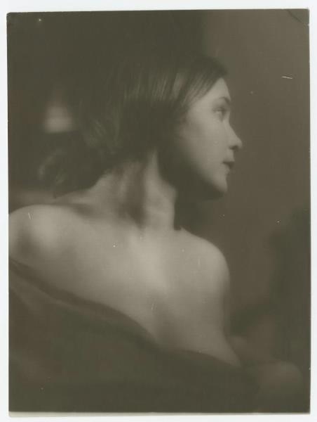 Девушка, 1920-е. Выставка «Жертва ню. Эротические снимки Александра Гринберга»&nbsp;и «В стиле НЭП» с этой фотографией.