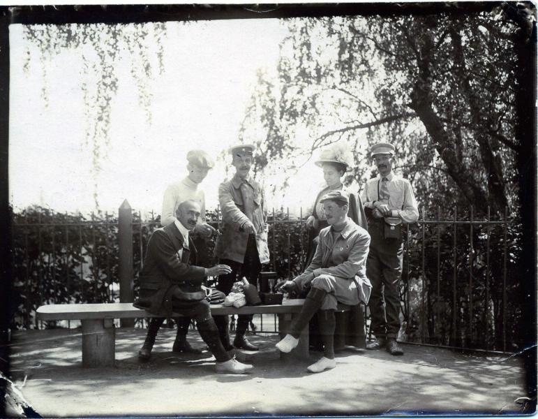 Пикник на скамейке в парке, 1910-е