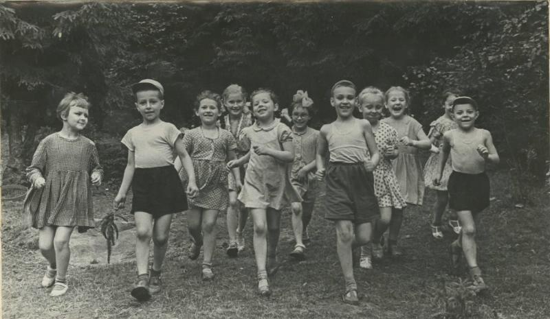 На прогулке, 1947 год