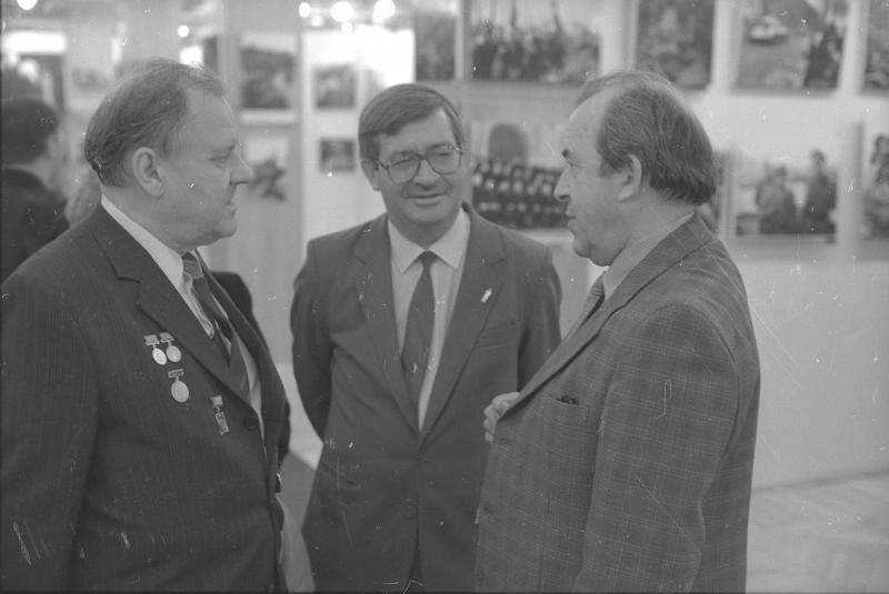 Участники фотовыставки «40 лет Победы» в выставочном зале, 1985 год, г. Москва