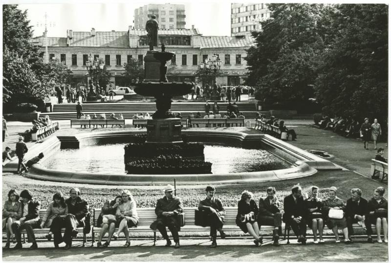 Площадь Пушкина, 1970-е, г. Москва. Памятник установлен в 1880 году в начале Тверского бульвара на Страстной площади (ныне Пушкинская). В 1950 году его переместили на противоположную сторону площади, где и находится до сих пор. Скульптор Александр Опекушин.