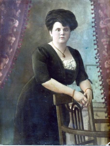 Портрет женщины со стулом, 1910-е