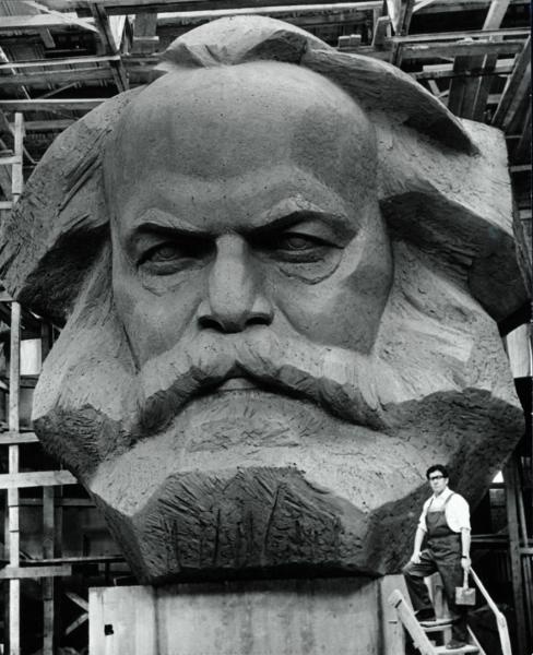 Скульптор Лев Кербель, 1970-е, г. Москва. Выставки&nbsp;«Вхожу, ваятель, в твою мастерскую» и «Головы и бюсты» с этой фотографией.
