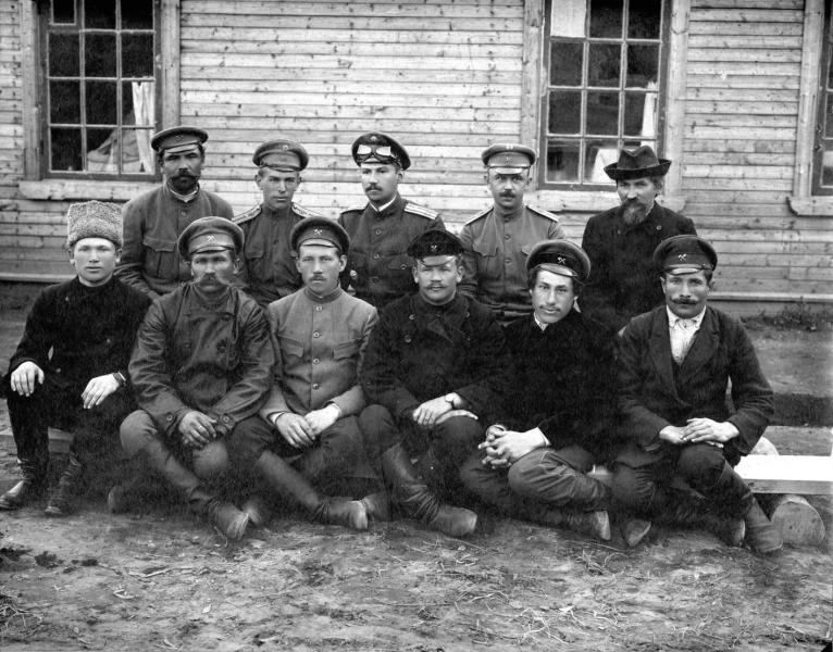 Групповой портрет же­лез­но­до­рож­ных ра­бо­чих и слу­жа­щих с тре­мя во­ен­ны­ми чи­нов­ни­ка­ми, 1910 год, Витебская губ., г. Режица