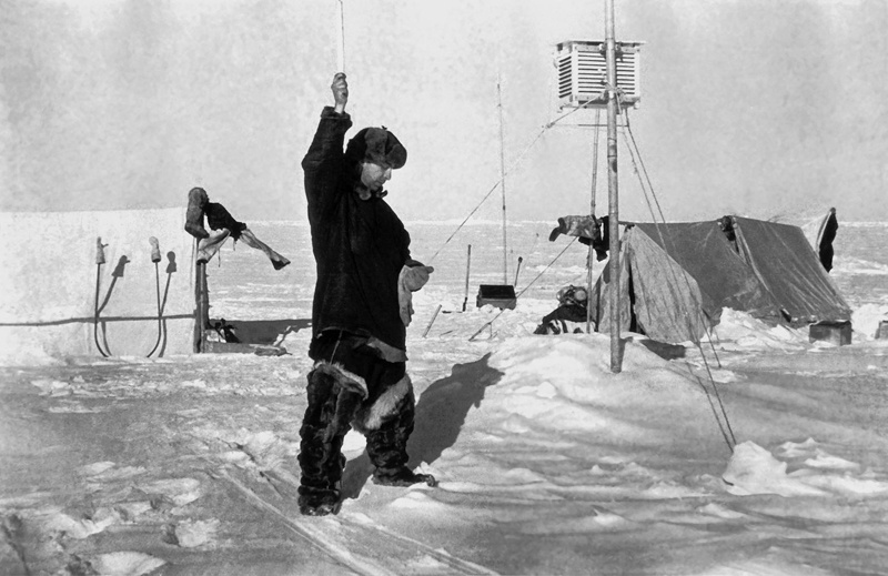 Евгений Федоров фиксирует показания прибора. Дрейфующая экспедиция Главсевморпути «Северный Полюс-1», январь 1938, Северный полюс. Видео&nbsp;«Северный полюс-1» и «Неизведанные края Отто Шмидта» с этой фотографией.