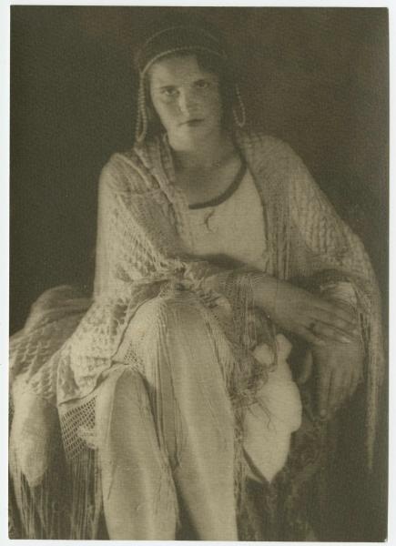 Женщина в шали, 1920-е. Портрет Зины Кальменковой.