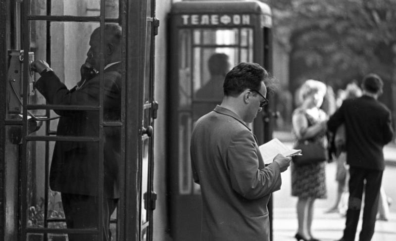 У телефонной будки, 1960-е, г. Ленинград