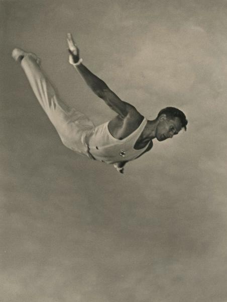 «Свободный полет». Олимпийский чемпион гимнаст Евгений Корольков, 1952 год. Выставка «Советские покорители Олимпа» с этой фотографией.
