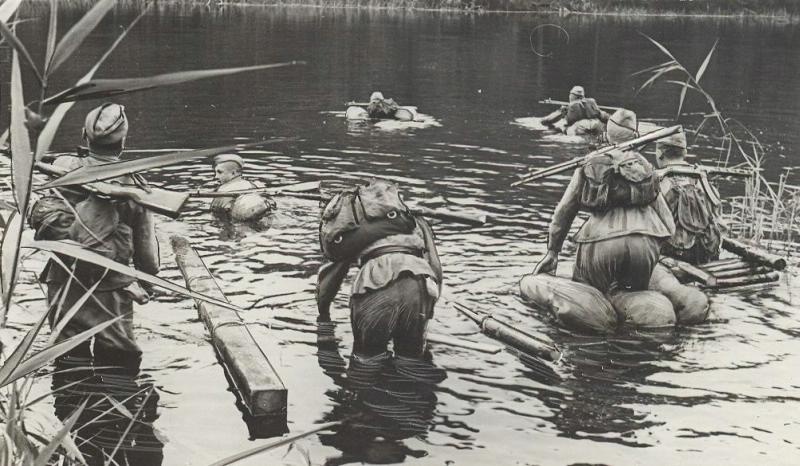 Бойцы подразделения гвардии лейтенанта П. С. Безродного, переправляющиеся через водный рубеж, 1943 год