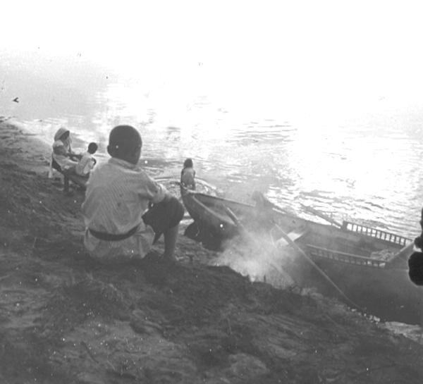 На реке, 1910-е, Владимирская губ., Вязниковский у., с. Станки. Выставка «Дача, прощай!» с этой фотографией.