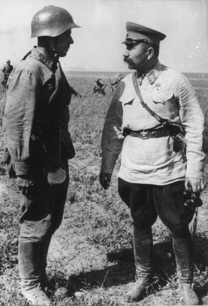 Семен Буденный и солдат, 1930-е