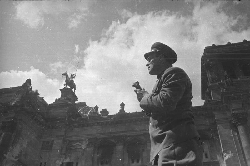 Георгий Петрусов на фоне Рейхстага, 1945 год, Германия, г. Берлин