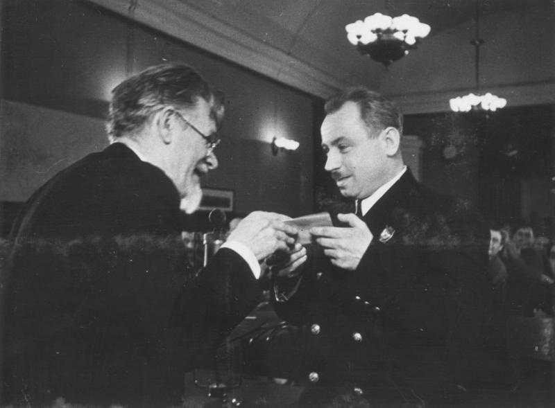 Михаил Калинин вручает награду Ивану Папанину, 17 марта 1938, г. Москва