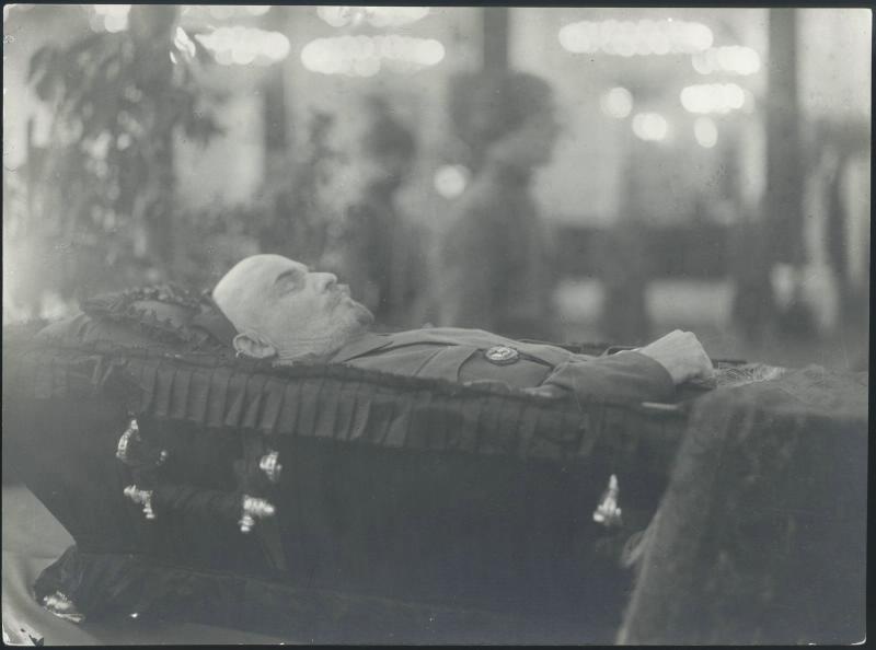 Тело Владимира Ленина в гробу, 23 - 27 января 1924