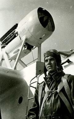 Летчик, отличник военной подготовки лейтенант И. Семечкин, май - сентябрь 1940