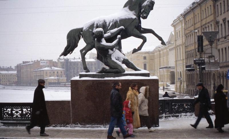 Прохожие на Аничковом мосту, 1992 - 1995, г. Санкт-Петербург