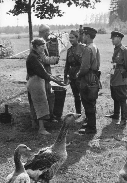 2-й Прибалтийский фронт. Офицеры из Латвийского подразделения беседуют с крестьянами, освобожденными Красной Армией, 10 июля 1944 - 9 мая 1945, Латвийская ССР