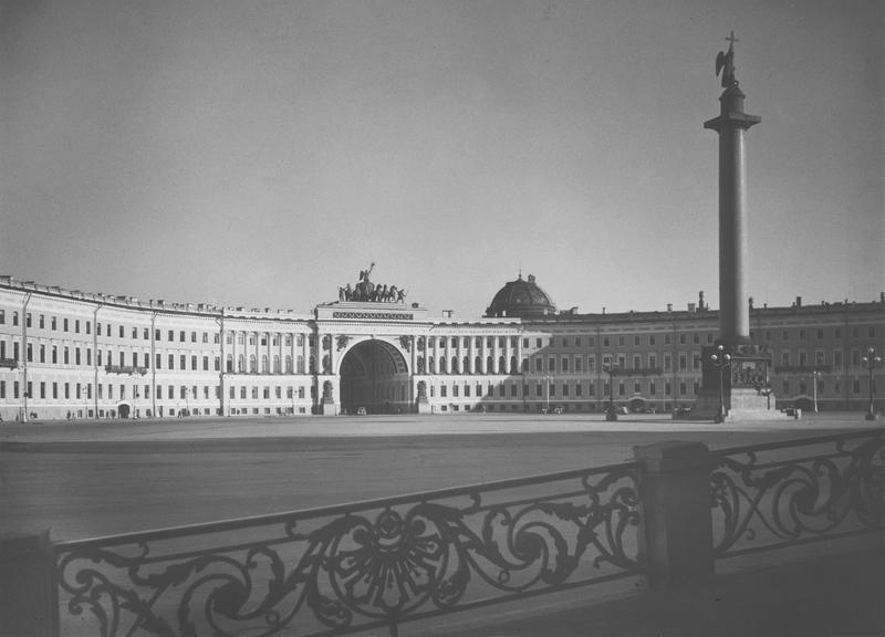 Дворцовая площадь, 1946 - 1949, г. Ленинград. Справа – Александровская колонна, впереди - фасад Главного штаба.