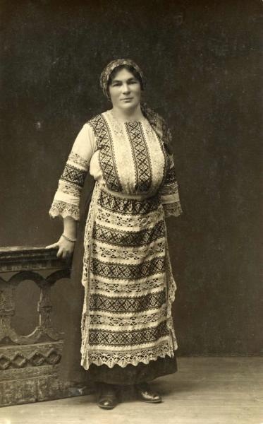 Портрет женщины в народном костюме, 1912 - 1917